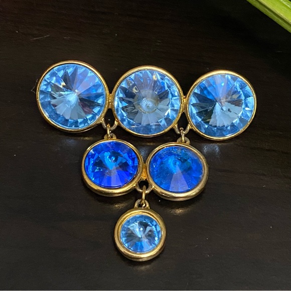 Vintage Unsigned Blue Rivoli Crystal Inverted Triangle Dangling Brooch - Picture 3 of 9